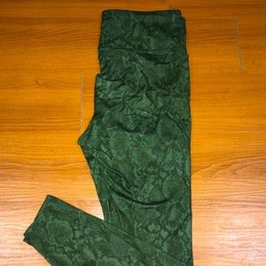 Snakeskin patterned activewear leggings w/ POCKETS